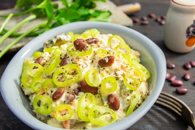 Салат с курицей и красной фасолью