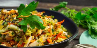 Сытный салат из пекинской капусты с ветчиной