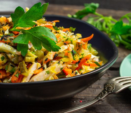 Сытный салат из пекинской капусты с ветчиной