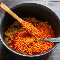 Пришел черед вегетарианского «мяса»: красной чечевицы. Это вкусный заменитель фарша Пришел черед вегетарианского «мяса»: красной чечевицы. Это вкусный заменитель фарша