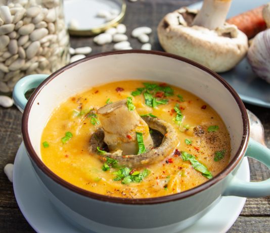 Суп-пюре из белой фасоли с грибами