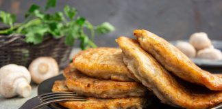 Интересный завтрак: овсяные оладьи с шампиньонами