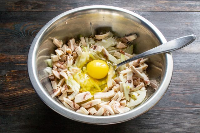 Разбиваем крупное куриное яйцо. Наливаем молоко
