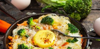 Необычный завтрак: омлет с фунчозой и овощами