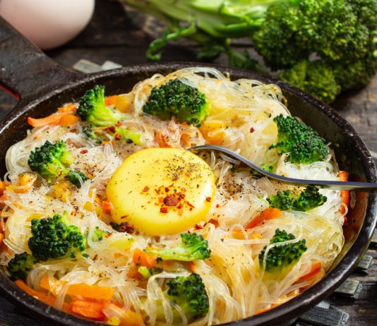 Необычный завтрак: омлет с фунчозой и овощами - Основные блюда и гарниры Необычный завтрак: омлет с фунчозой и овощами