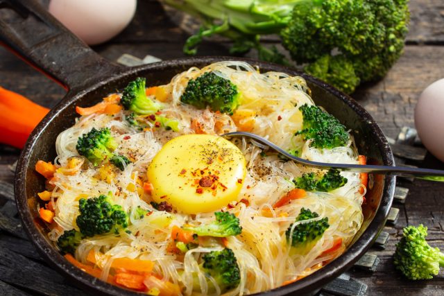 Необычный завтрак: омлет с фунчозой и овощами Необычный завтрак: омлет с фунчозой и овощами