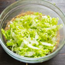 Посыпаем овощи щепоткой крупной морской соли и чуть разминаем. Посыпаем овощи щепоткой крупной морской соли и чуть разминаем.