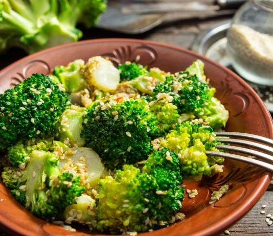Постный гарнир брокколи с имбирем и кунжутом