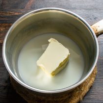 Протертые овощи солим по вкусу. Наливаем в сотейник жирные сливки. Кладем сливочное масло