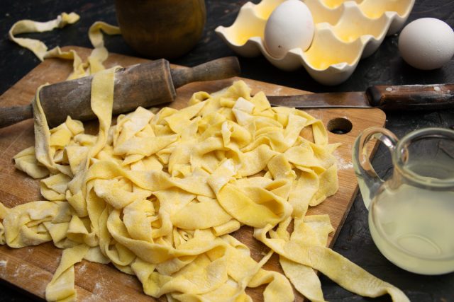 Домашняя яичная лапша на сыворотке