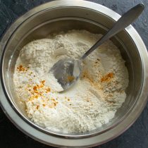 Маленькая щепотка молотой куркумы, буквально на кончике ножа, окрасит тесто в аппетитный золотистый цвет.