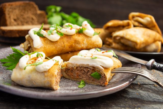 Фаршированные блины с куриной печенью, луком и морковью