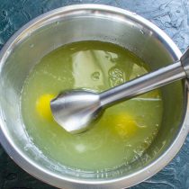 Разбиваем в глубокую миску куриные яйца, вливаем воду, молоко, рапсовое или рафинированное растительное масло. Насыпаем соль и сахар. Разбиваем в глубокую миску куриные яйца, вливаем воду, молоко, рапсовое или рафинированное растительное масло. Насыпаем соль и сахар.