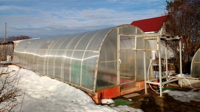 После таяния снега сырая земля «ходит», а вместе с ней и лёгкая тепличная конструкция.
