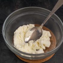 Свежий, вкусный творог протираем через сито, чтобы избавиться от комочков. Свежий, вкусный творог протираем через сито, чтобы избавиться от комочков.