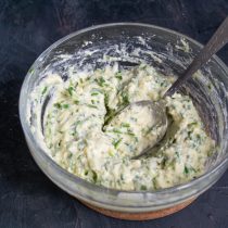 Когда тесто готово, солим по вкусу, и снова всё тщательно смешиваем. Когда тесто готово, солим по вкусу, и снова всё тщательно смешиваем