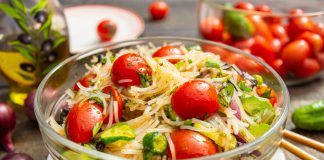 Салат с рисовой лапшой и овощами по-корейски