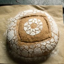 Аккуратно снимаем салфетку. Надрезаем хлеб лезвием в нескольких местах.