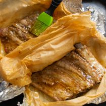 С помощью силиконовой кисточки или флейца наносим глазурь на мясо.