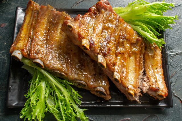 Салат, свежие или маринованные овощи и вкусный домашний соус, кетчуп превратят простой обед в праздник. Приятного аппетита!
