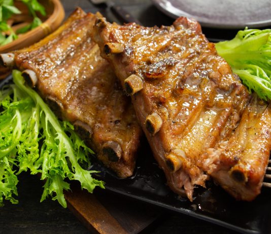 Запеченные ребрышки с чесноком