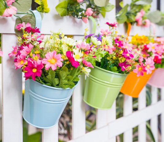 15 идей как украсить забор на даче