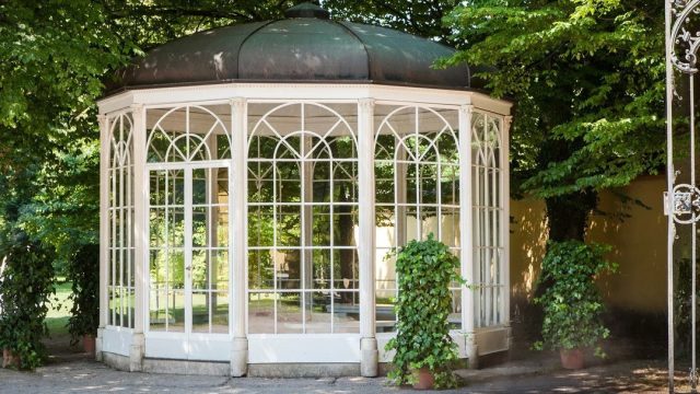 Беседка с панорамными окнами в викторианском стиле