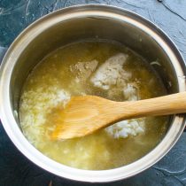 Вливаем в кастрюлю процеженный куриный бульон.