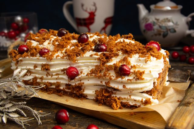 Бисквитный рулет со взбитыми сливками