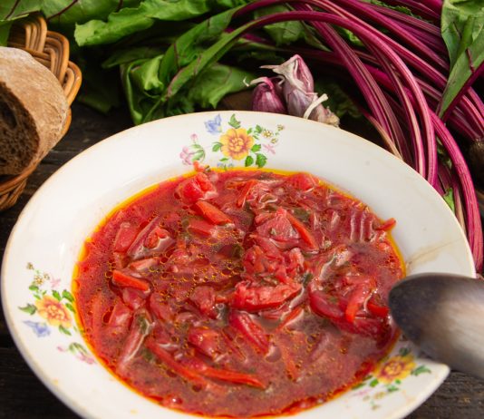 Борщ с капустой, свеклой и горчицей