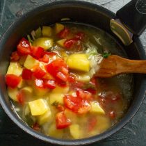 Добавляем куриный, мясной или овощной бульон. Добавляем куриный, мясной или овощной бульон.