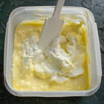 Аккуратно вымешиваем апельсиновое мороженое. Аккуратно вымешиваем апельсиновое мороженое.