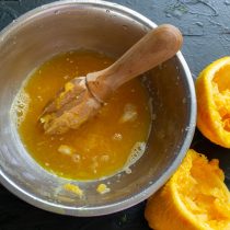 Выжимаем сок из апельсина, процеживаем. Выжимаем сок из апельсина, процеживаем.