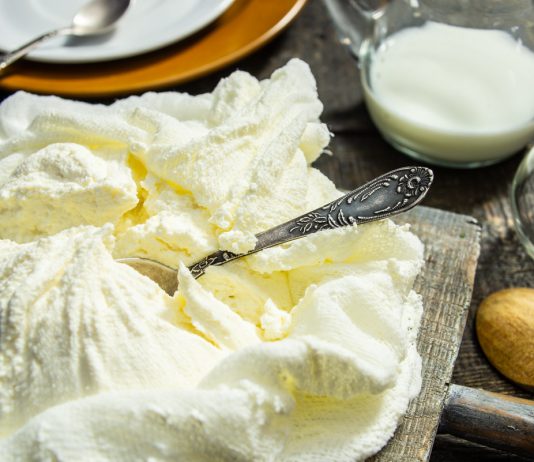 Домашний творог из кислого молока в духовке