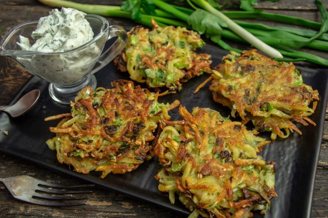 Картофельные драники с капустой и гречневыми хлопьями