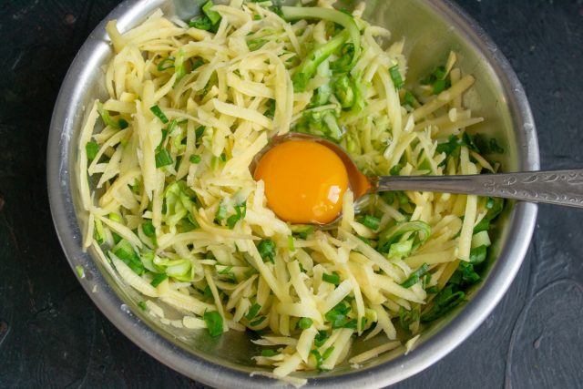 Разбиваем на овощи куриное яйцо, насыпаем крупную поваренную соль по вкусу.