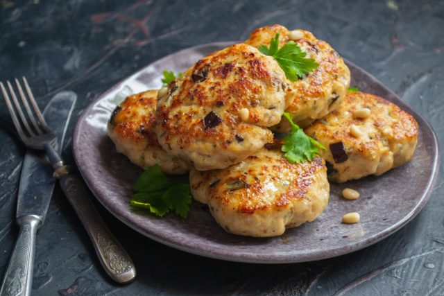 Котлеты из куриной грудки с баклажанами