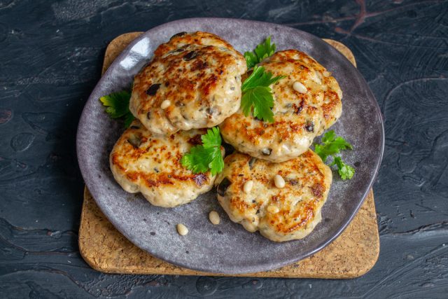 Подаём котлеты из куриной грудки с баклажанами горячими.