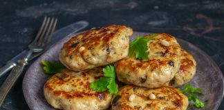 Котлеты из куриной грудки с баклажанами