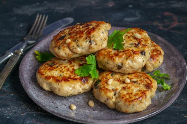 Котлеты из куриной грудки с баклажанами