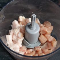Куриное филе и свиной жир нарезаем небольшими кубиками, измельчаем мясо в блендере