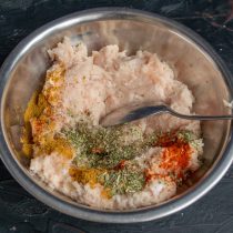 Выкладываем фарш в миску, добавляем по половине чайной ложки карри для курицы и молотой сладкой паприки