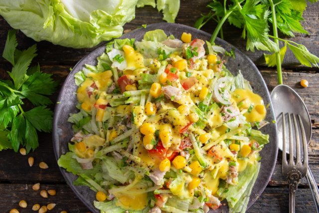 Куриный салат с зелёной редькой и кукурузой