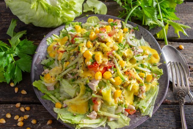 Куриный салат с зелёной редькой и кукурузой