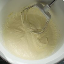 Масло с сахаром взбиваем несколько минут