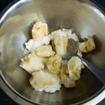 Спелый банан ломаем на кусочки, добавляем в миску к творожному сыру. Спелый банан ломаем на кусочки, добавляем в миску к творожному сыру.