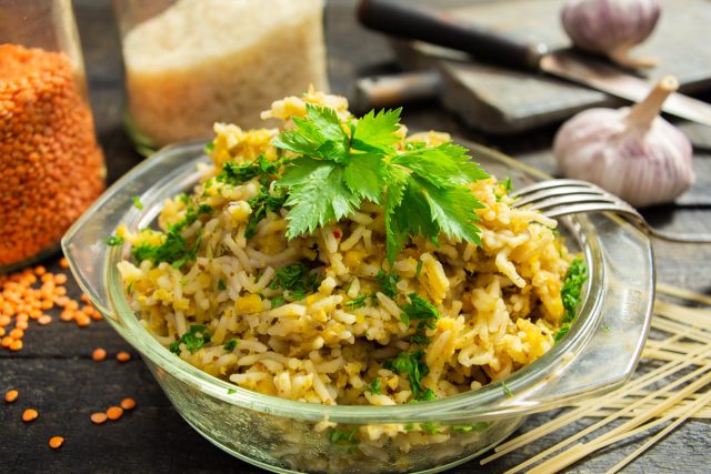 Муджадара с рисом, чечевицей и вермишелью Муджадара с рисом, чечевицей и вермишелью