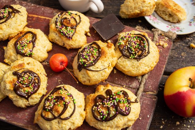Мягкое печенье из манной крупы с яблоками