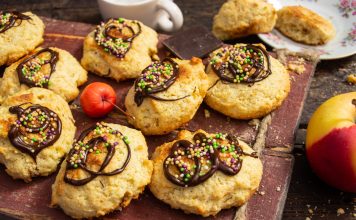 Мягкое печенье из манной крупы с яблоками