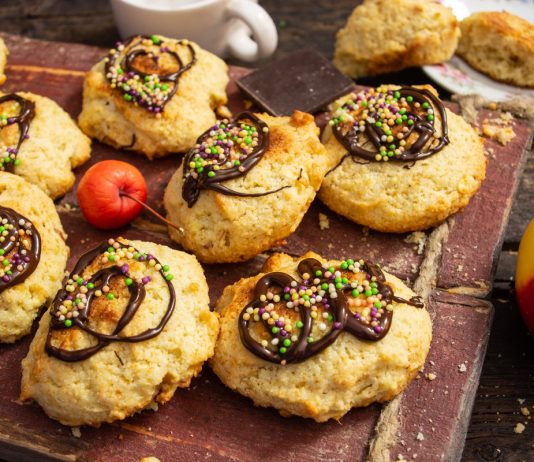 Мягкое печенье из манной крупы с яблоками